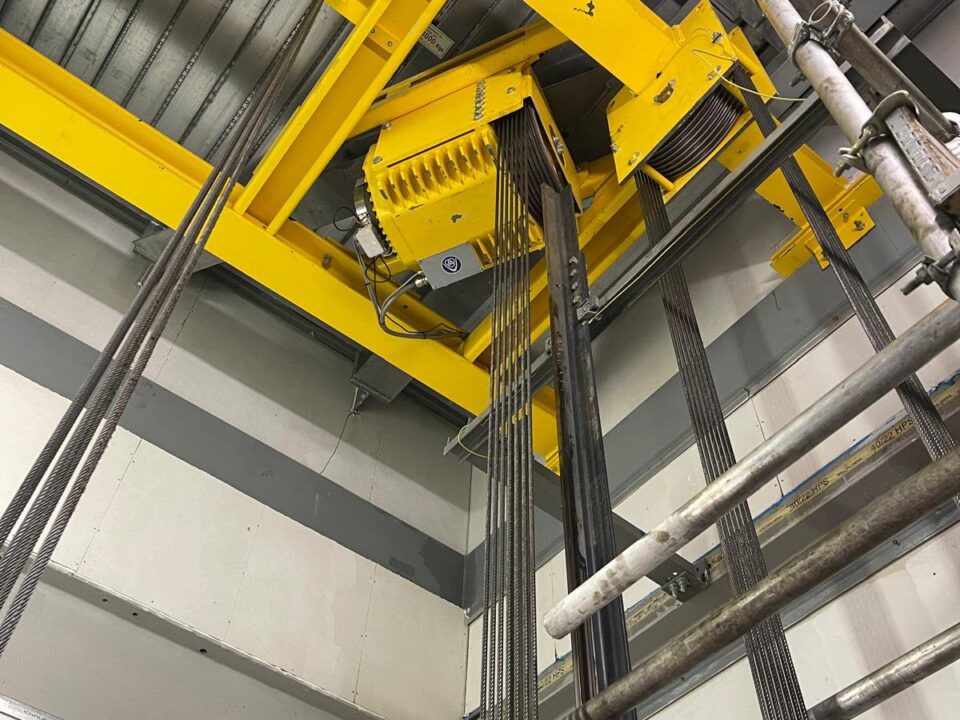Lift machine and suspension ropes in a shaft during maintenance